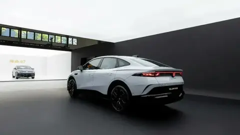 Volkswagen ID. Unyx 07 estreia na China com tecnologia da Xpeng e autonomia de até 558 km