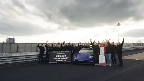 Taycan Turbo GT Manthey faz 6:55.533 e bate recorde de sua classe