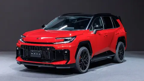 Toyota RAV4 2026 ganha versão GR Sport plug-in híbrida com 320 hp