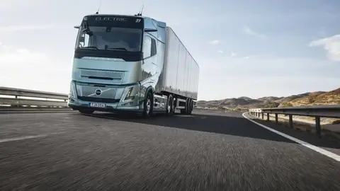 Volvo FH Aero elétrico alcança até 700 km com e-axle e recarga MCS